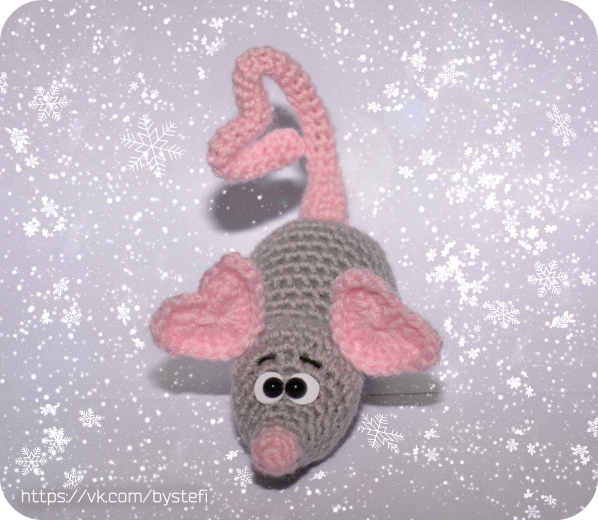 Вязаная игрушка крыса