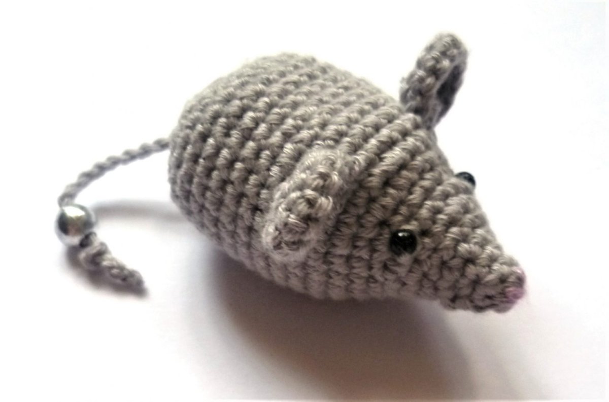 Игрушка вязаная маленькая мышка