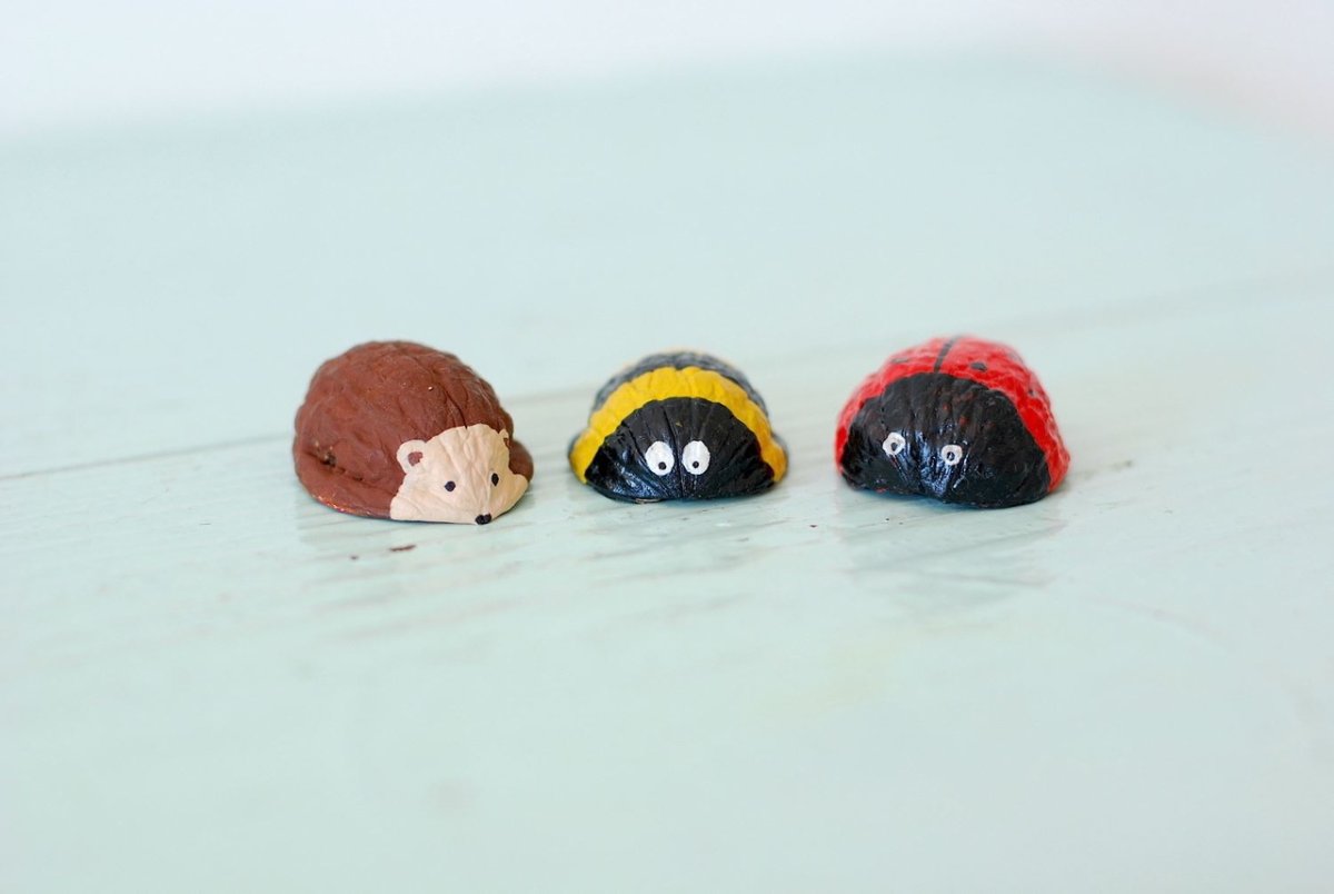 Насекомые из скорлупы грецкого ореха