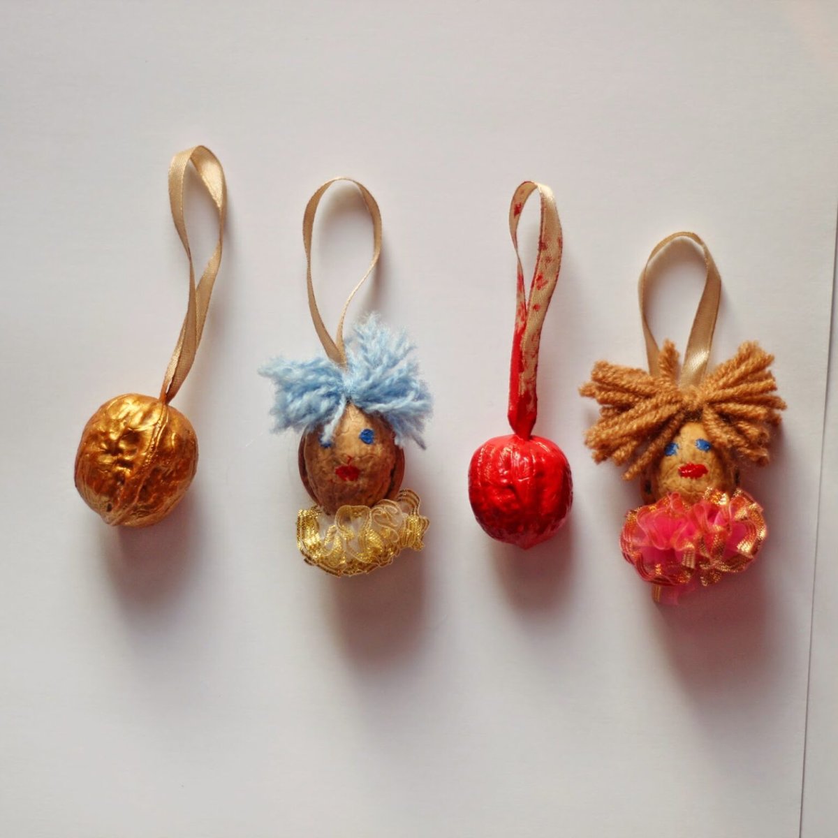 Елочные игрушки из ореховой скорлупы