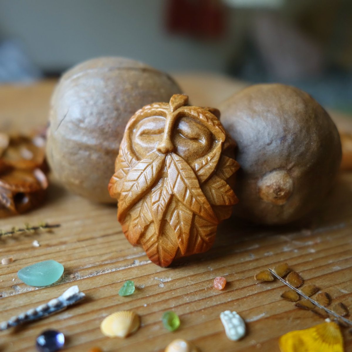 Украшения из орехов