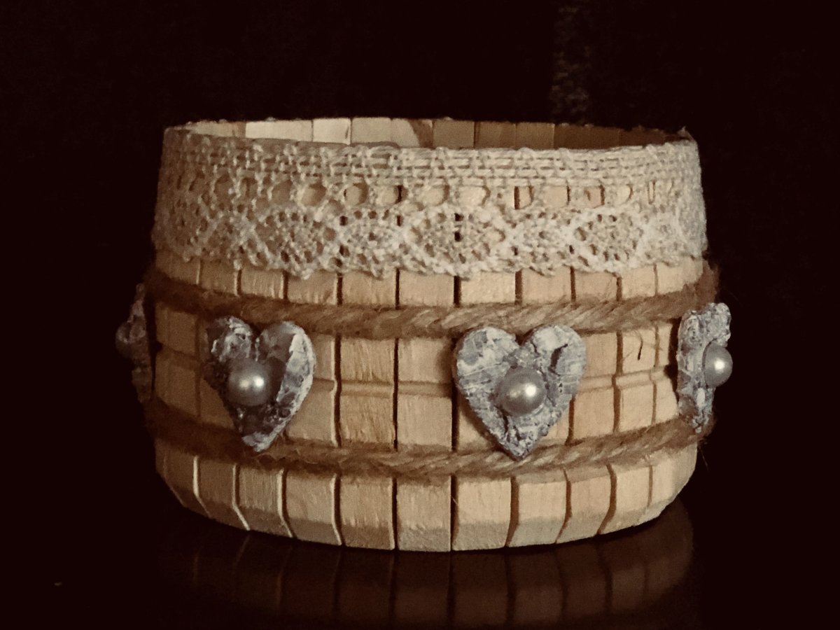 Бочонок из деревянных прищепок