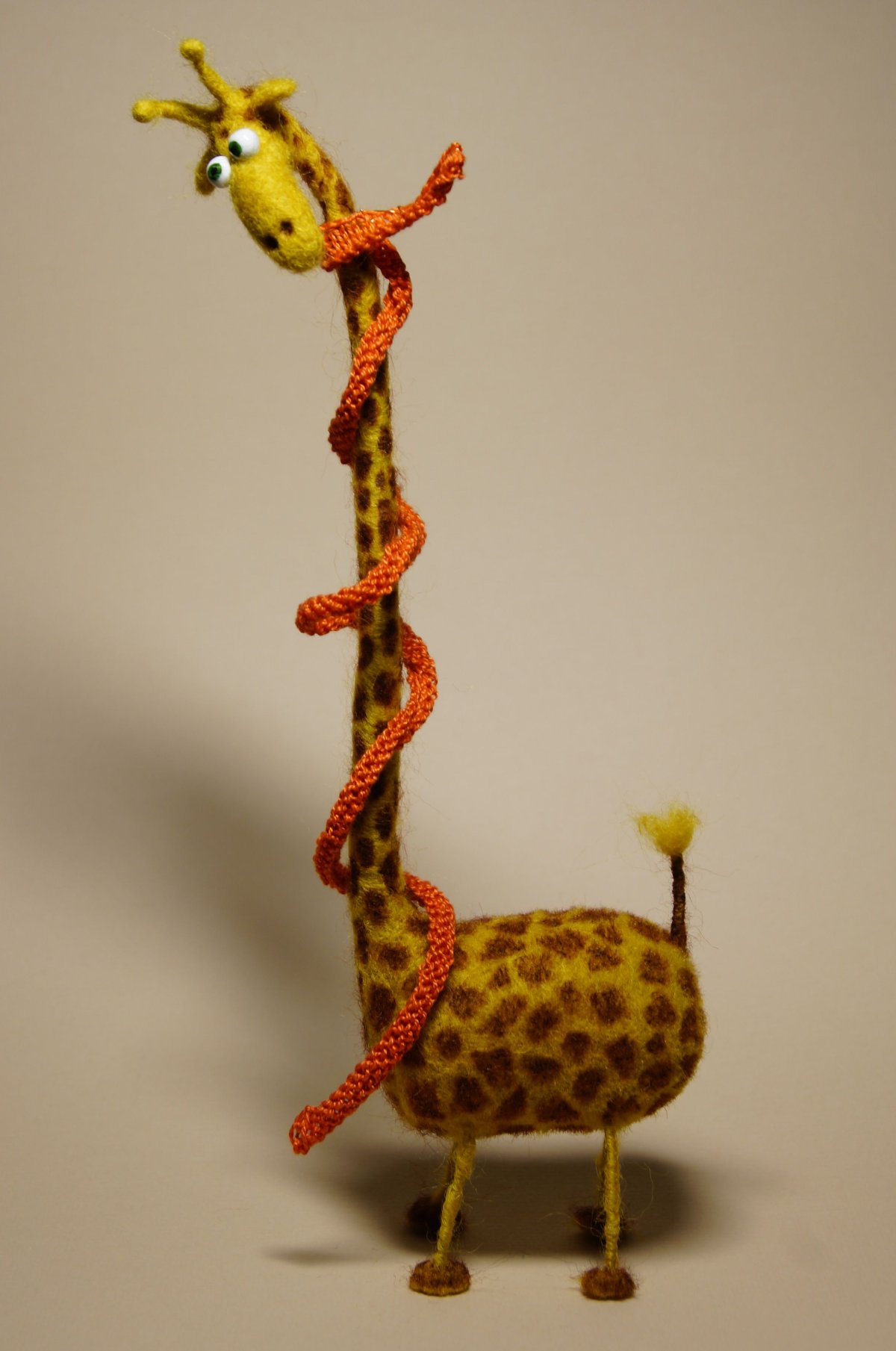 Жираф из валяния