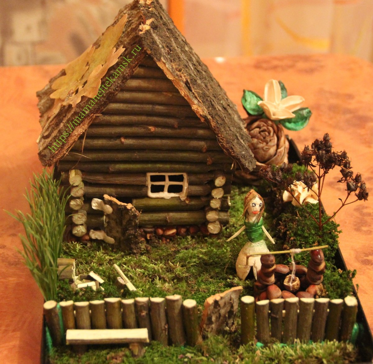 Домик из природных ИАТ