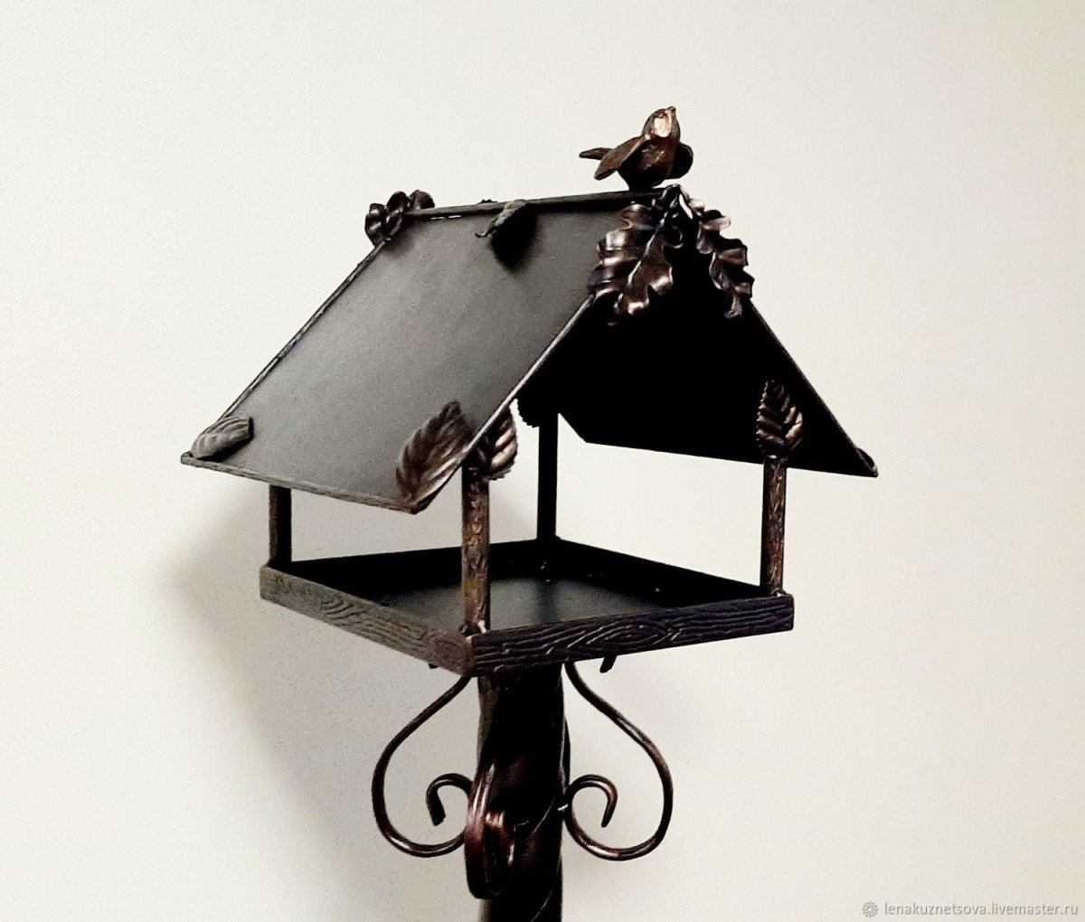 Кормушка для птиц из металла