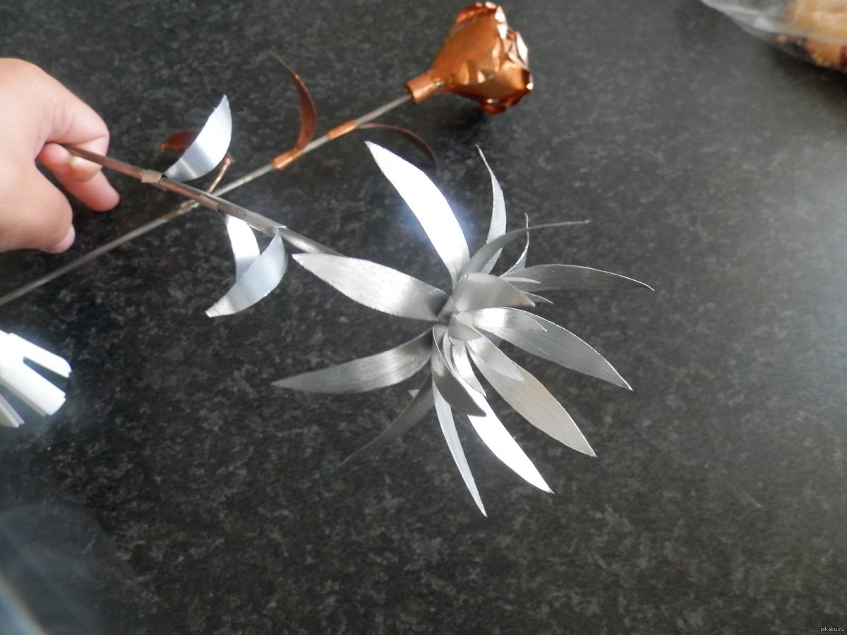 Цветок из жестяной банки