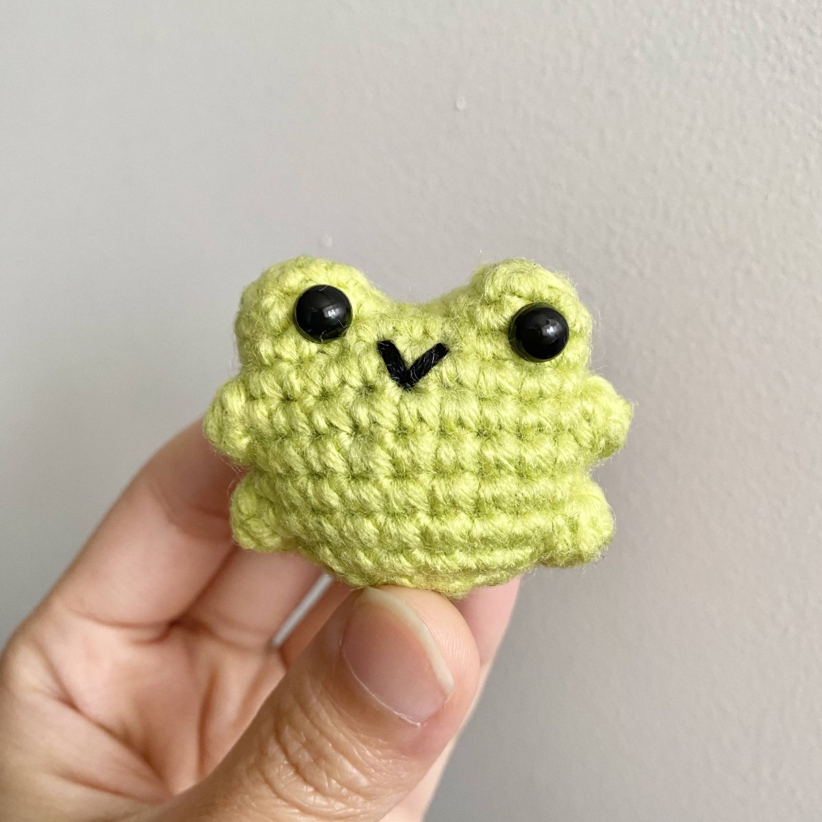Вязаная лягушка крючком из плюшевой пряжи