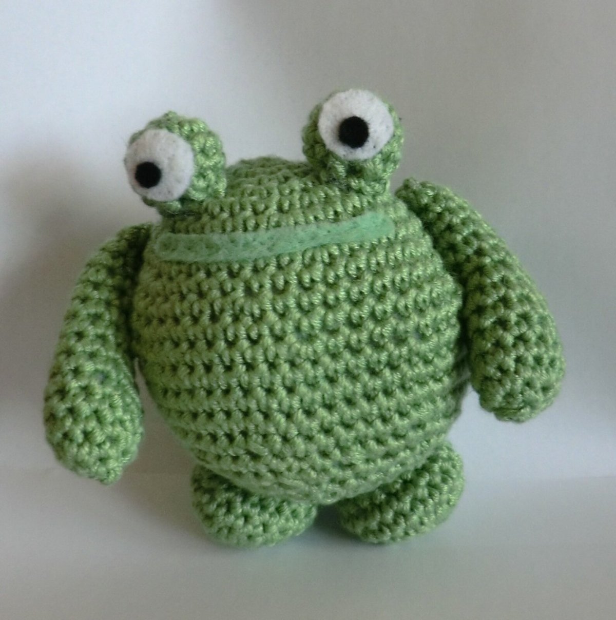 Круглая вязаная игрушка Лягушонок