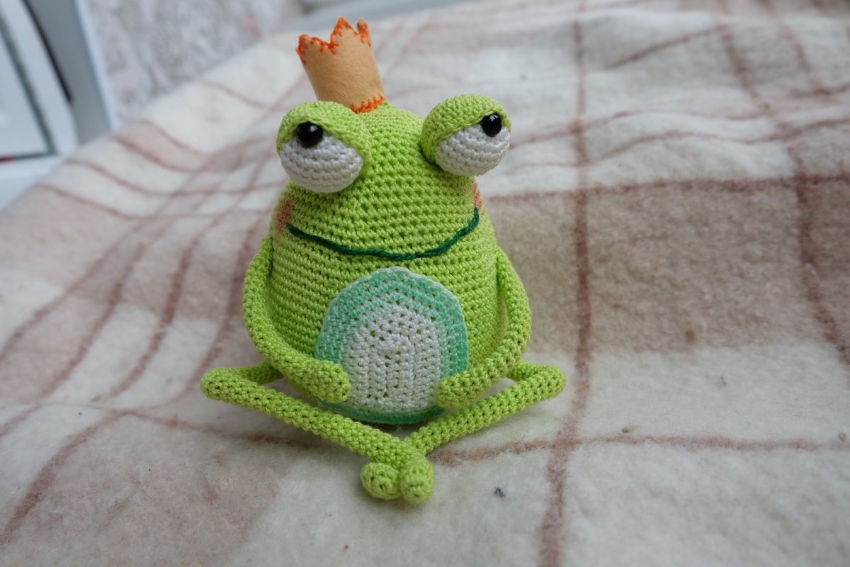 Плюшевая лягушка крючком