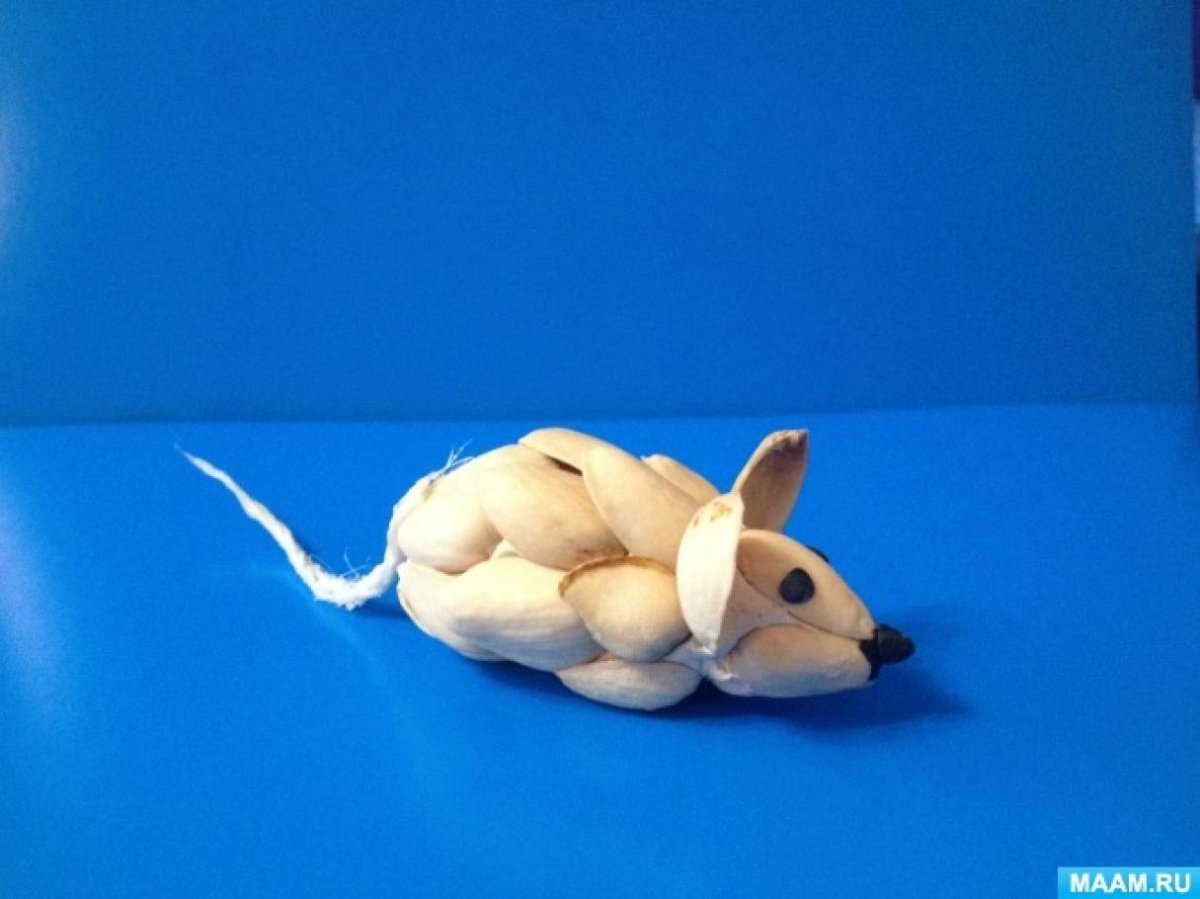 Поделка из пластилина и фисташек