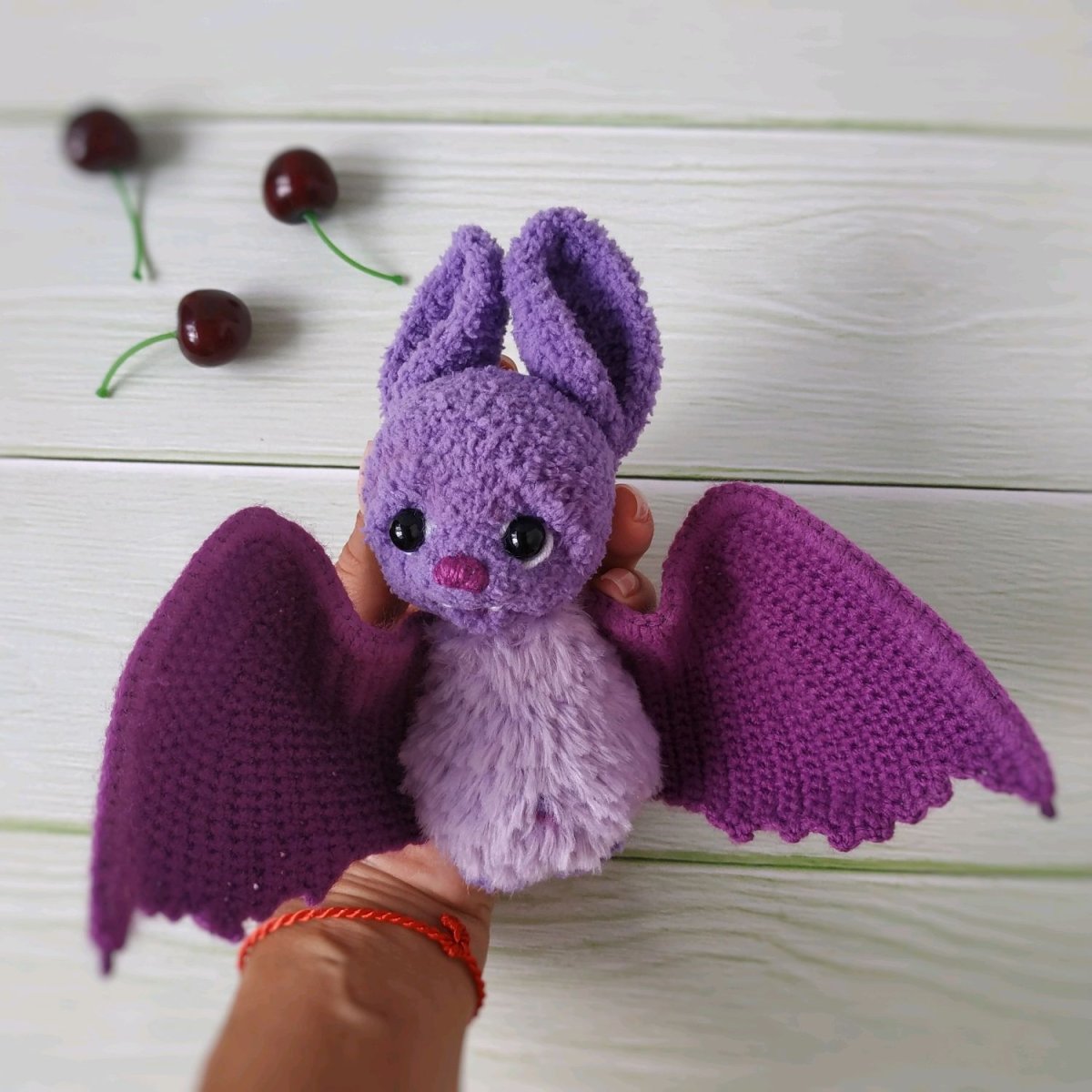 Вязаная летучая мышь игрушка