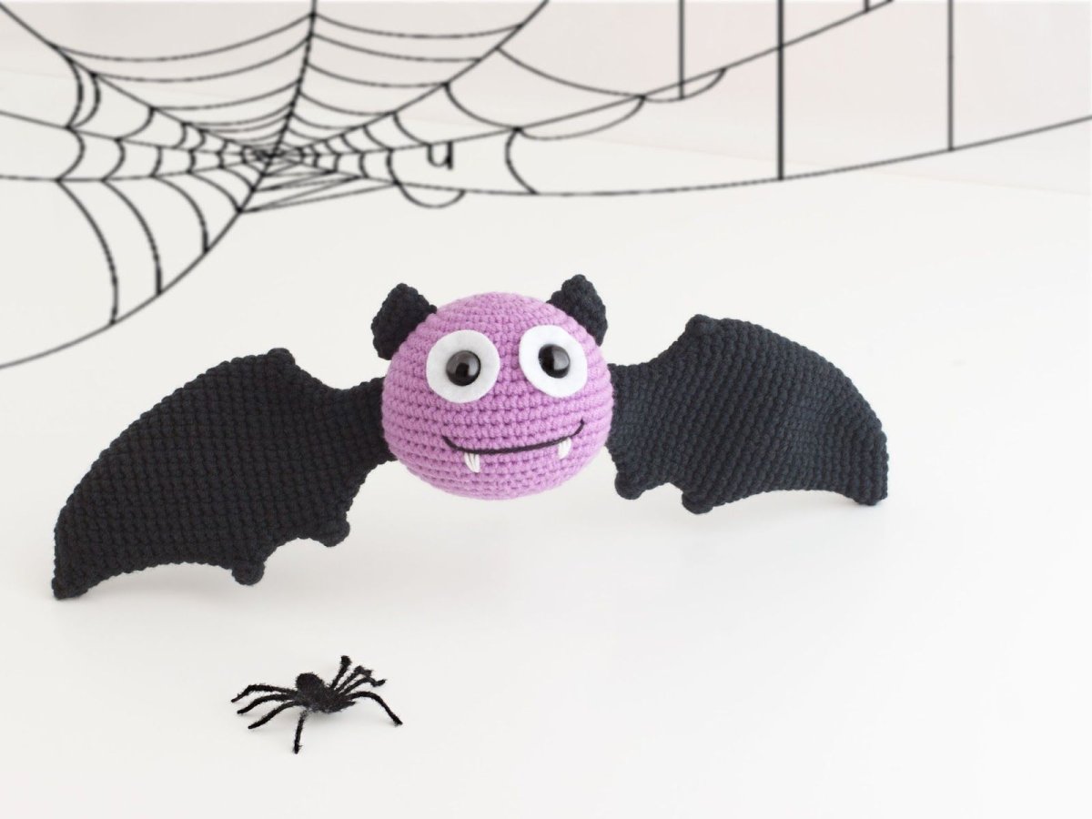 Вязаная летучая мышь игрушка