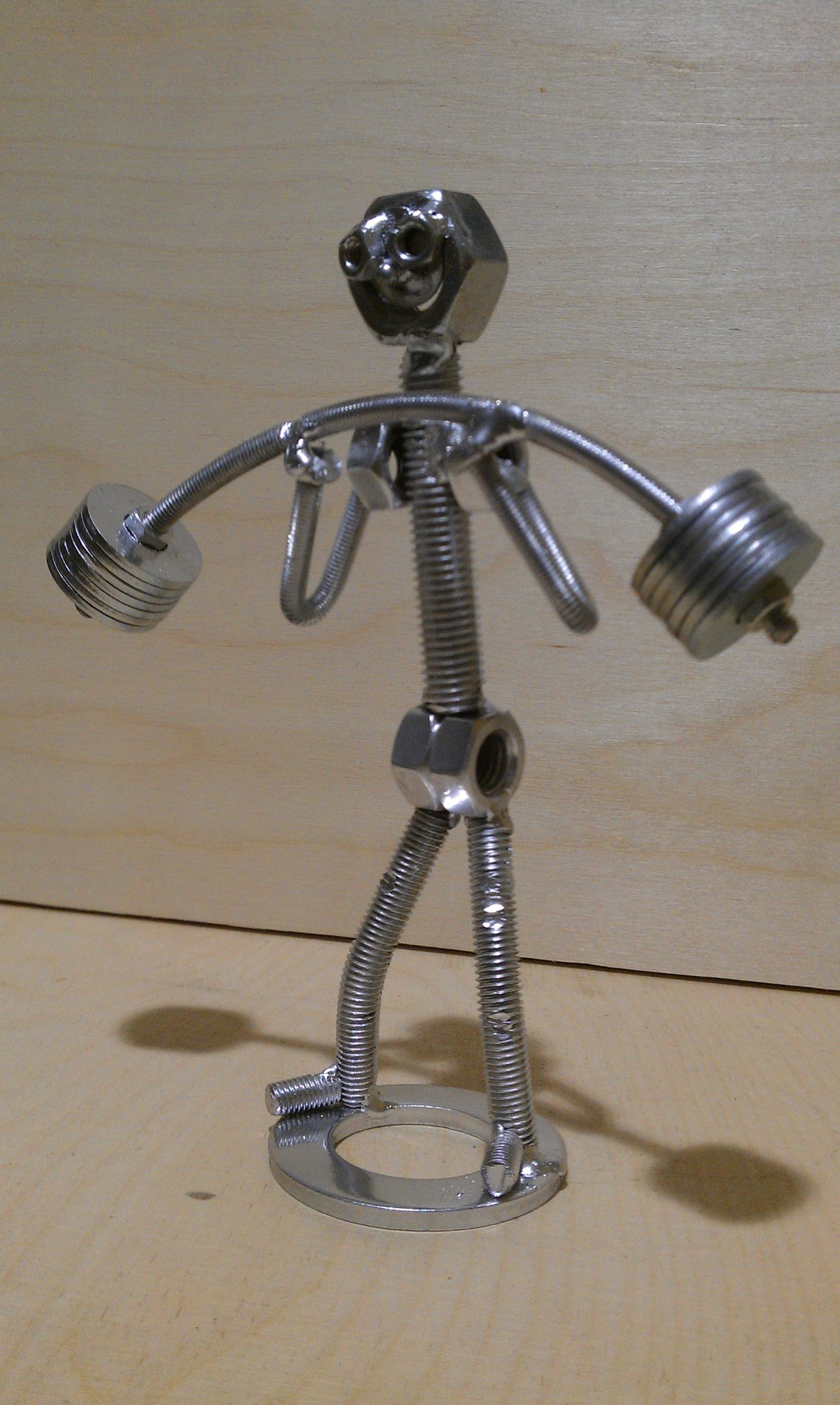 Статуэтка из болтов и гаек