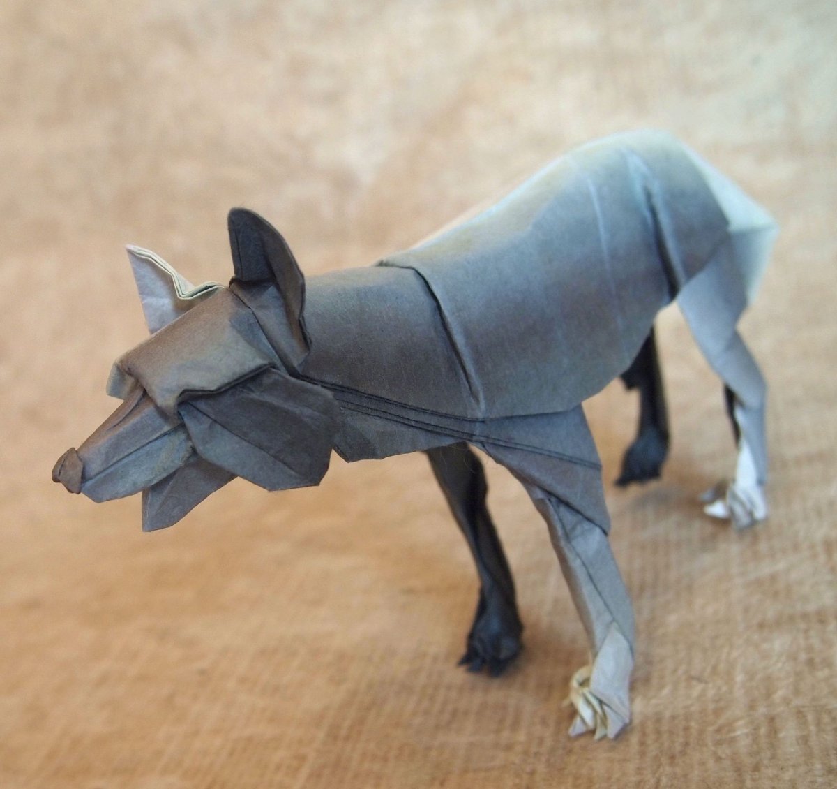 Волк своими руками из подручных материалов