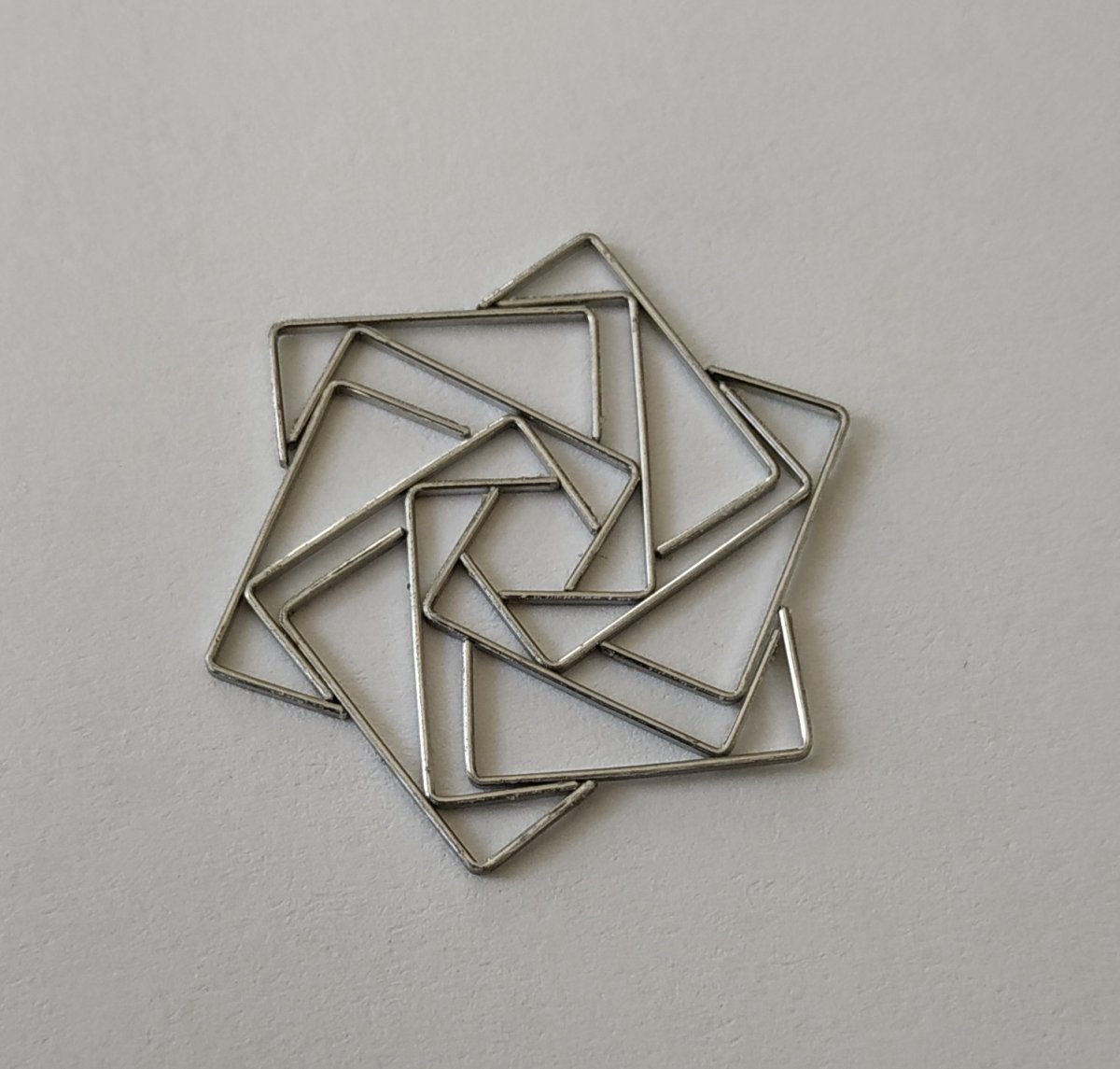 Кулон из скрепок для степлера