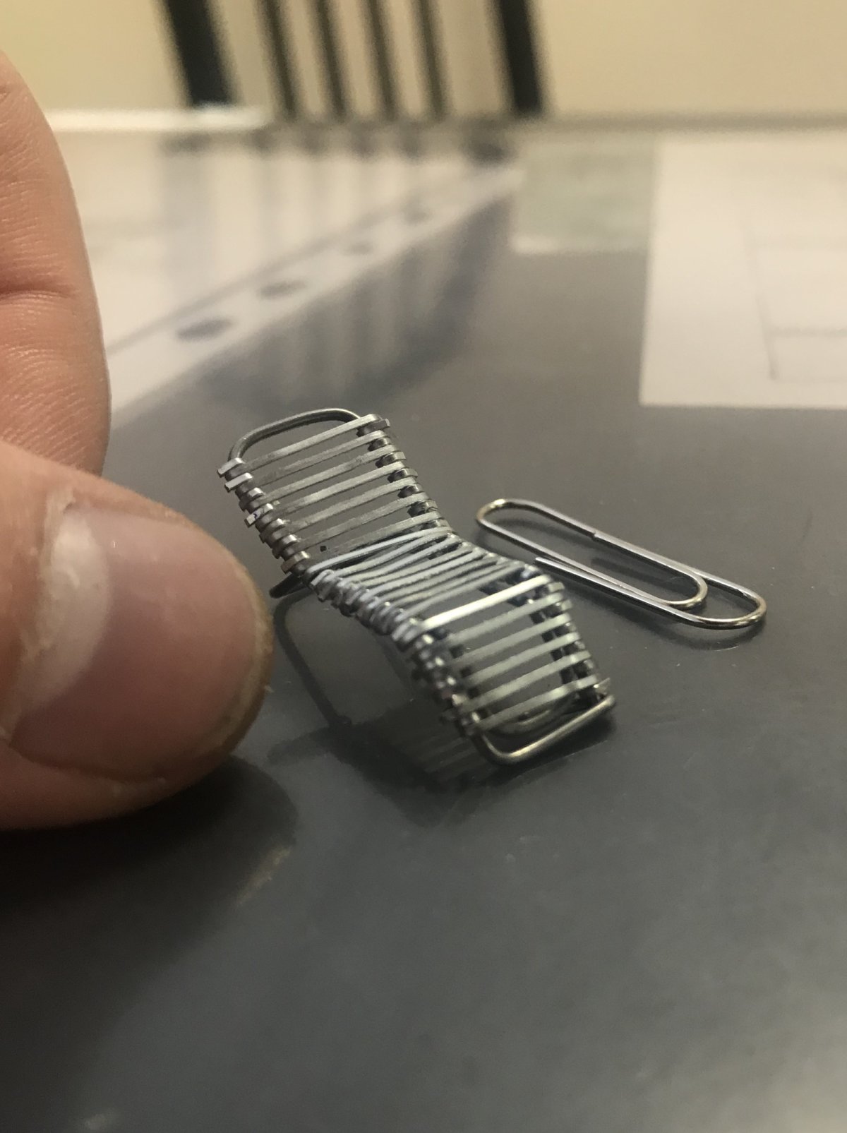 Фигурка из скрепок для степлера