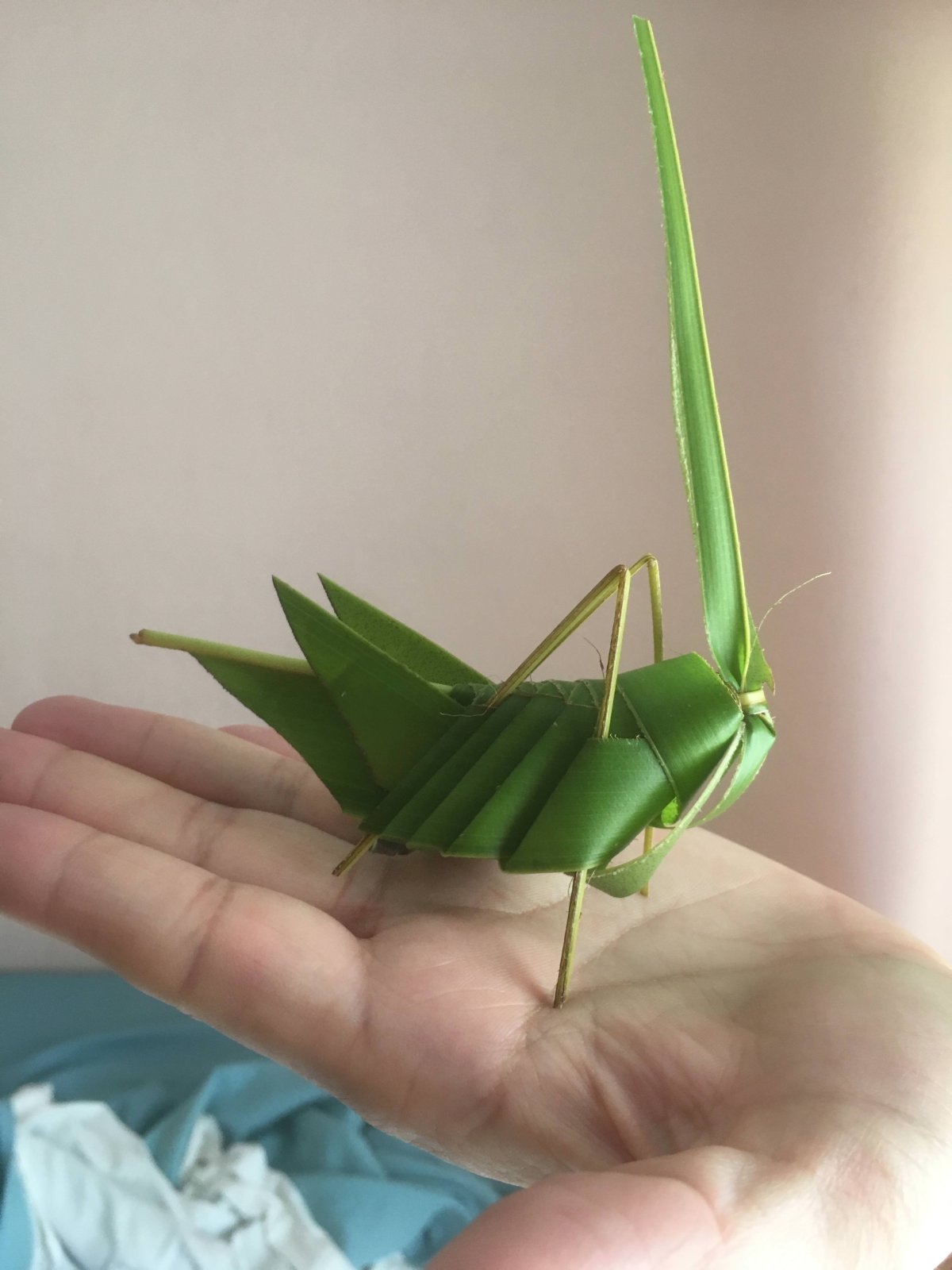 Кузнечик оригами из бумаги