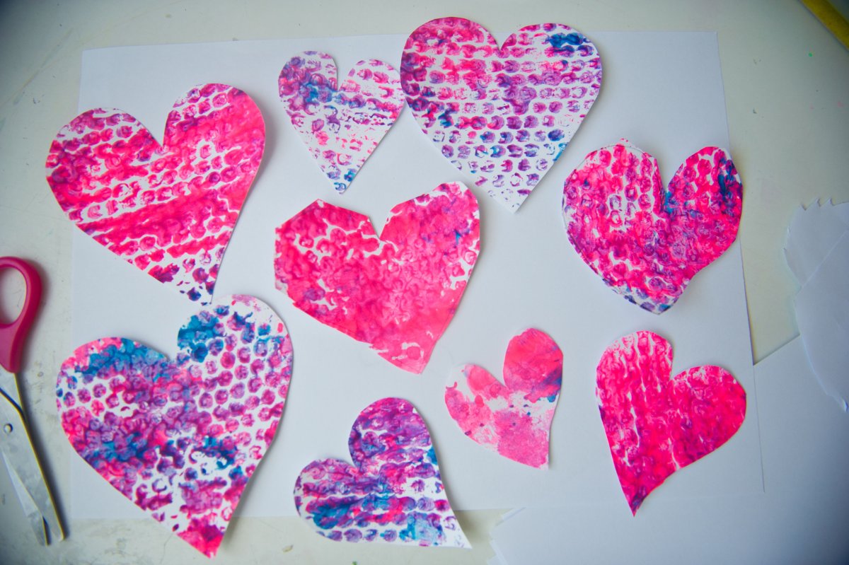 Рисуем сердце пупырчатой плёнкой