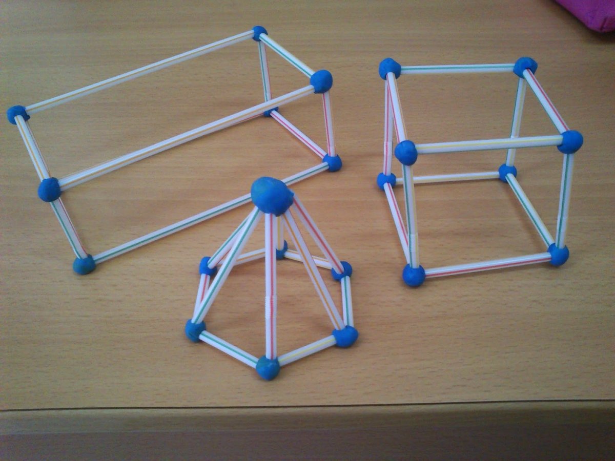 Домик из зубочисток и пластилина