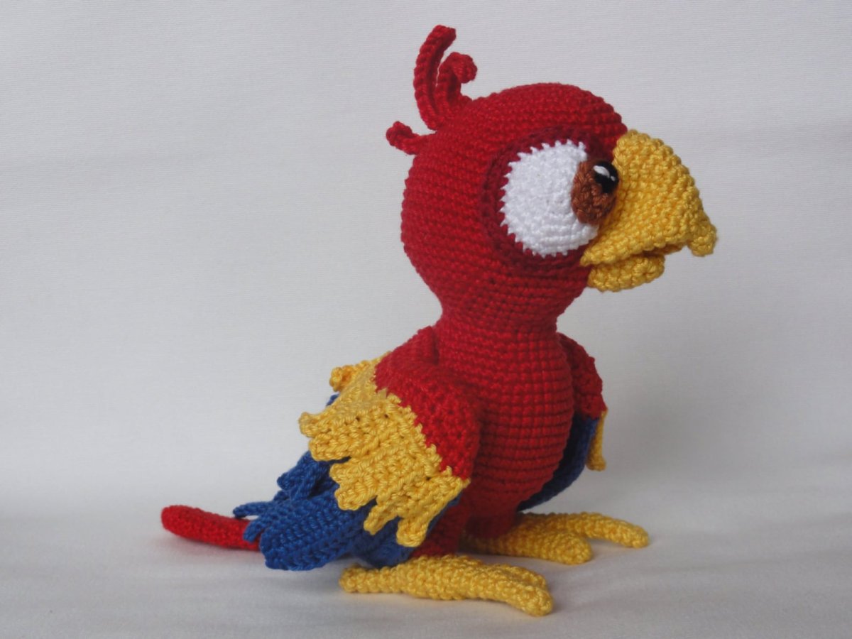 Попугай амигуруми