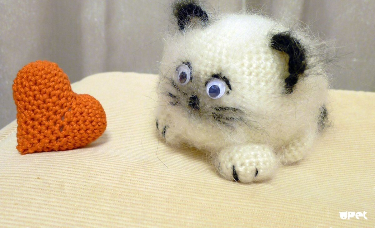 Вязаная игрушка кот