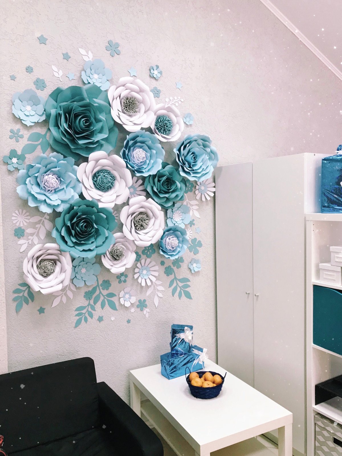 Декоративное украшение стен цветами