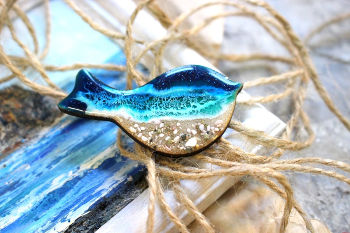 Брошь птичка эпоксидной смолы