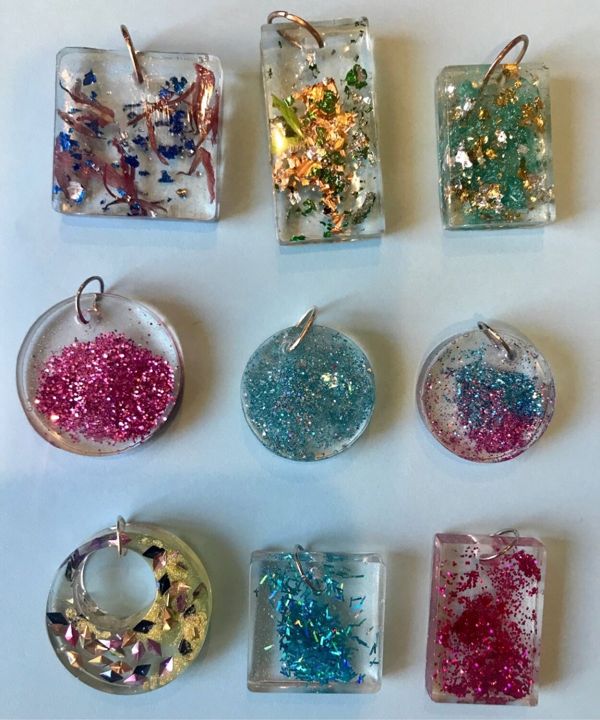 Украшения из эпоксидной смолы с блестками