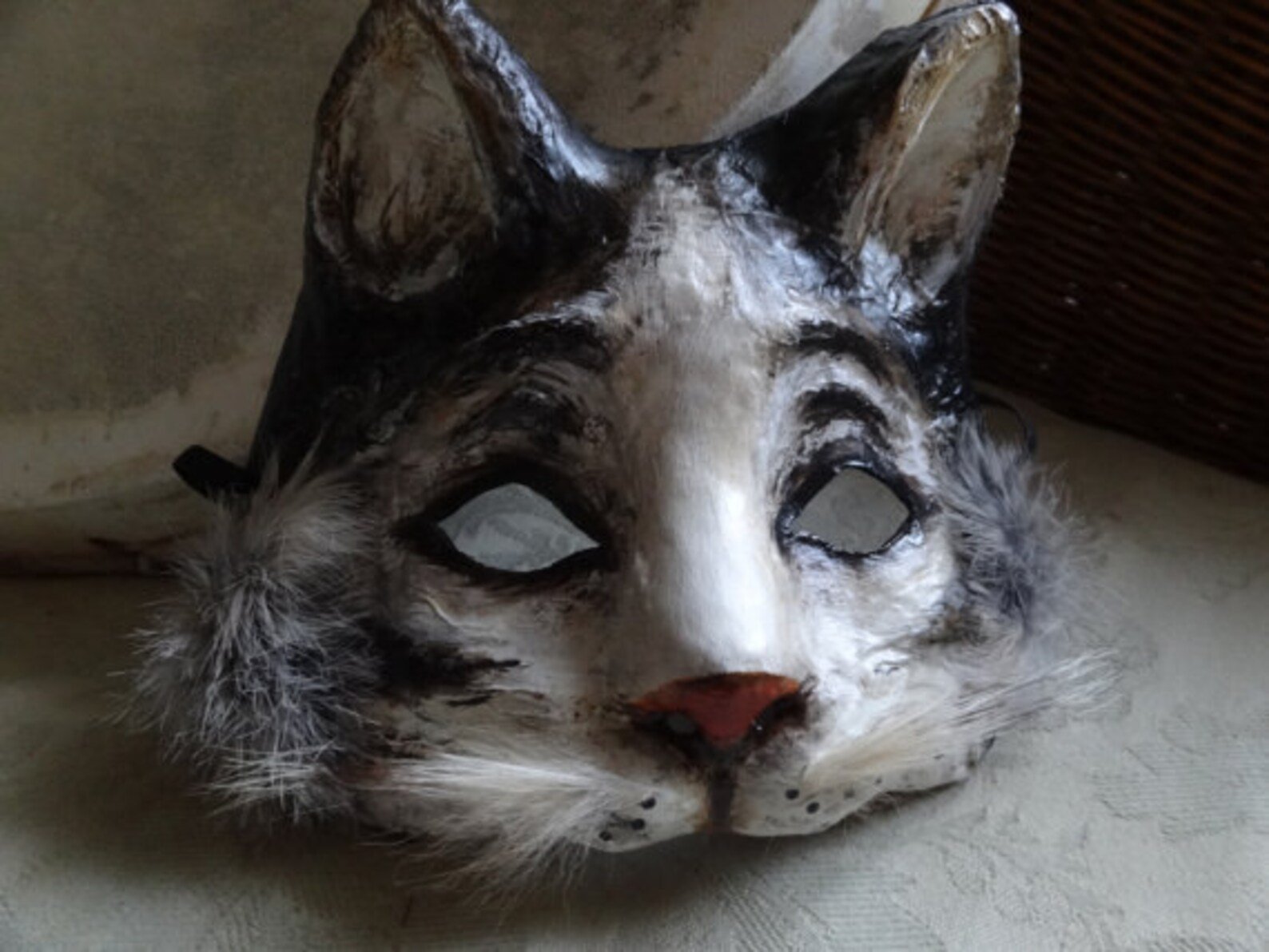 Кошачья маска из папье маше. Идеи для маски из папье маше кот. Маска волка из папье маше. Кошачья маска папье маше с зубами страшная.