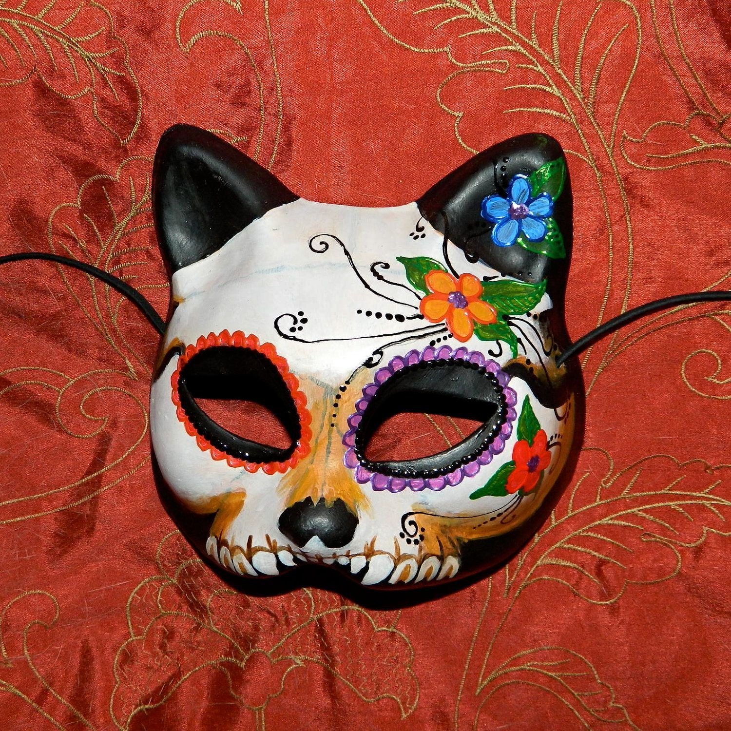 Маска кошки своими руками. Папье маше маска Кицунэ. Маскарадная маска. Маска из папье маше. Разрисовать маску.