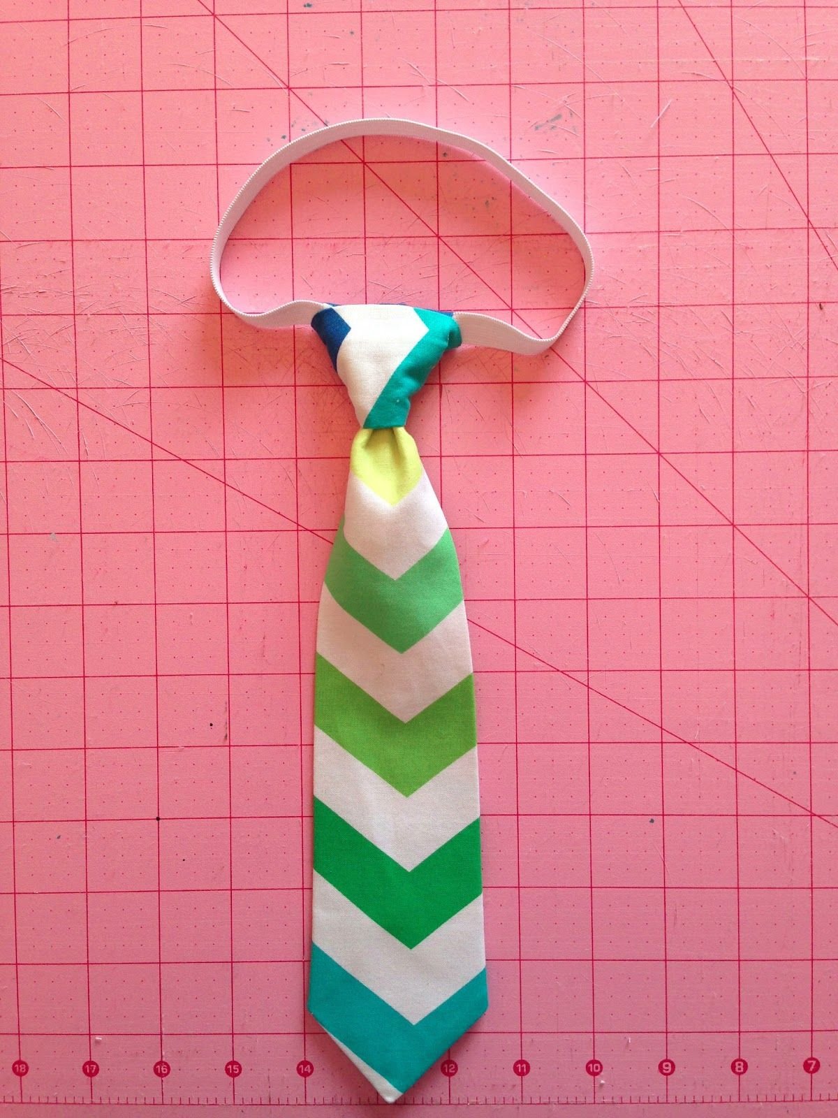 Как сделать галстук на 23 февраля. Галстук. Галстук поделка. Маленький галстук. Галстук из картона.