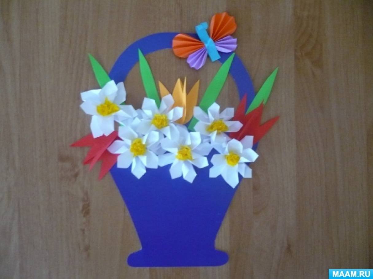 Аппликация весенний букет старшая группа. Поделка весенние цветы. Поделка цветы для мамы. Весенний букет поделка. Корзинка с цветами из бумаги.