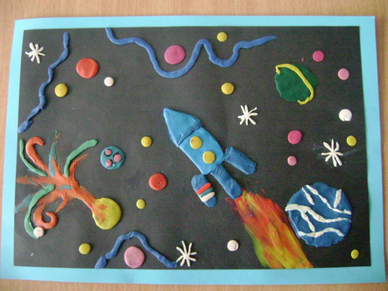 Технология день космонавтики 3 класс. Пластилинография ко Дню космонавтики в подготовительной группе. Поделки ко Дню космонавтики пластилинография для детей. Детские аппликации с пластилином тема космонавтики в детском саду. Аппликация из пластилина к 12 апреля день космонавтики.