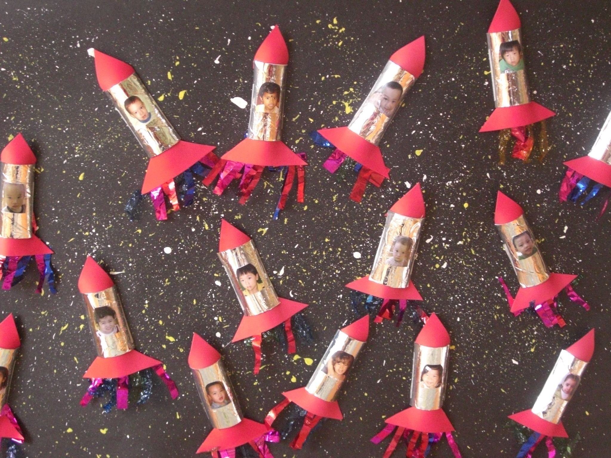 Ракета поделка. Поделка ракета для детского сада. Космическая ракета gjlltkrf. Ракета в космосе поделка. Космическая ракета поделка