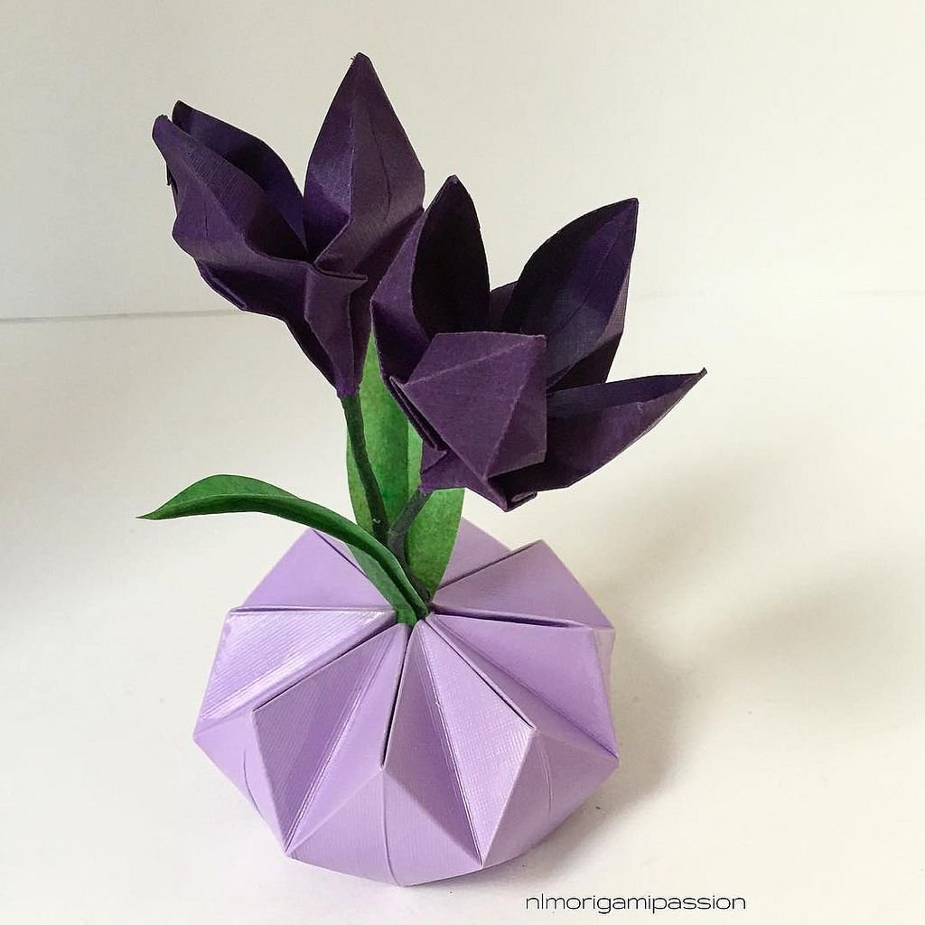Видео оригами цветок крокус. Оригами цветок. Цветочные композиции оригами. Цветы в технике оригами. Цветочек из бумаги оригами.