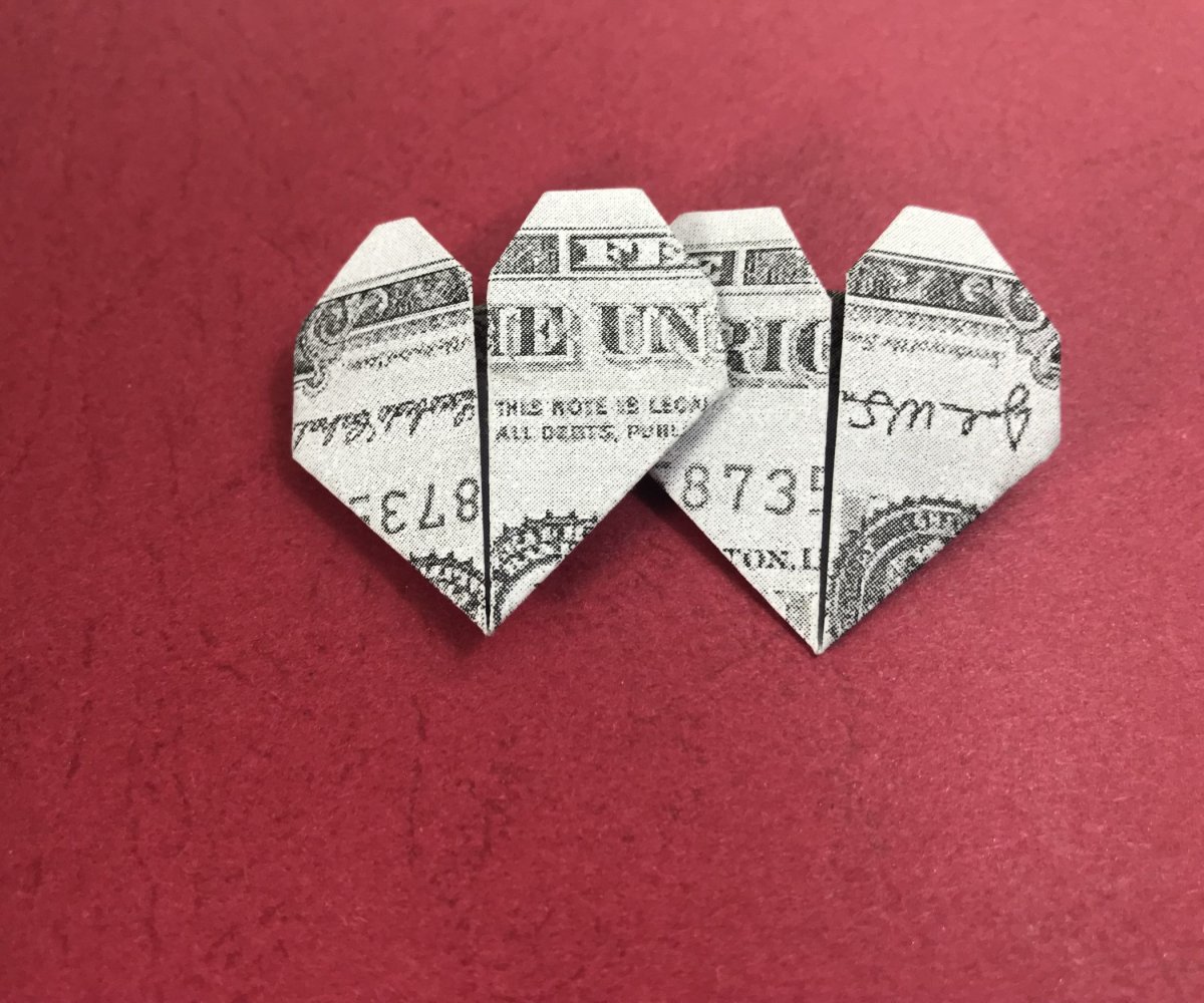 Сердечко из денег. Сердечко из денег оригами. Маленькое сердечко из купюры. Сердечко из купюры 5000. Сердце из денег