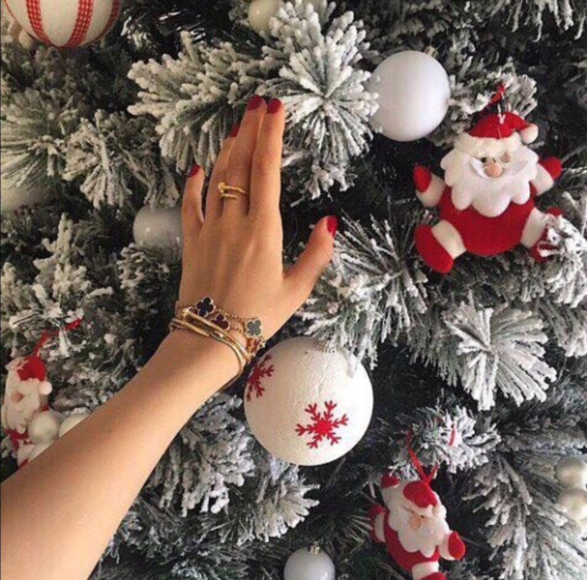 Девушка с елочной игрушкой в руке