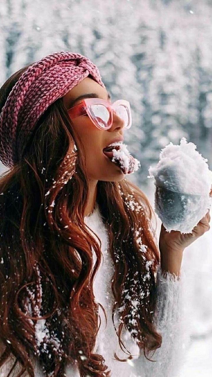 Девушка в снегу