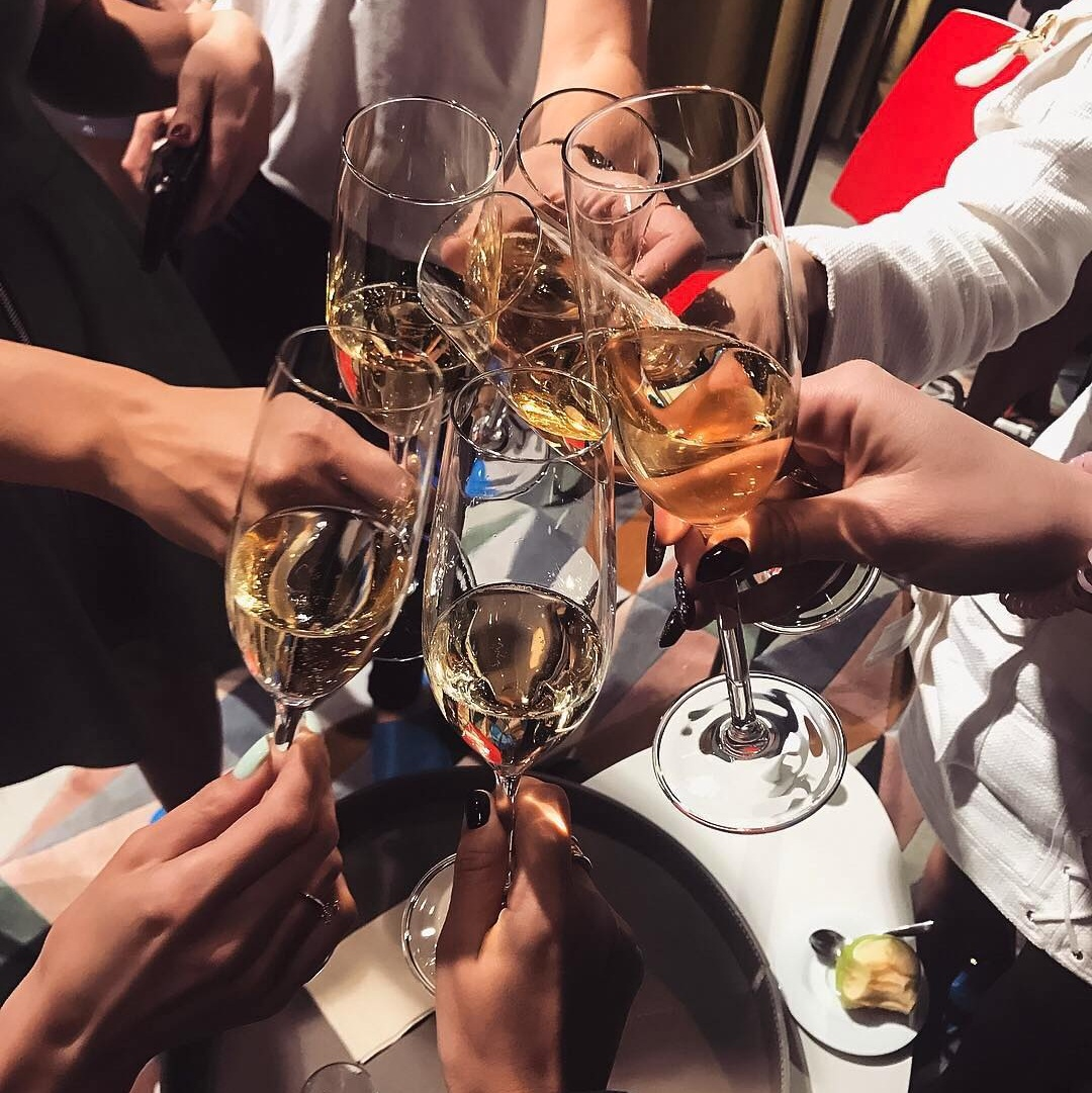 Бокалы шампанского вечеринка