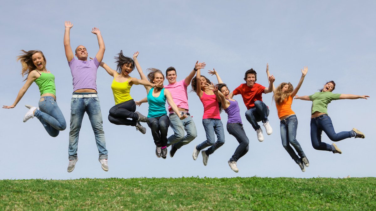 Молодежь в прыжке