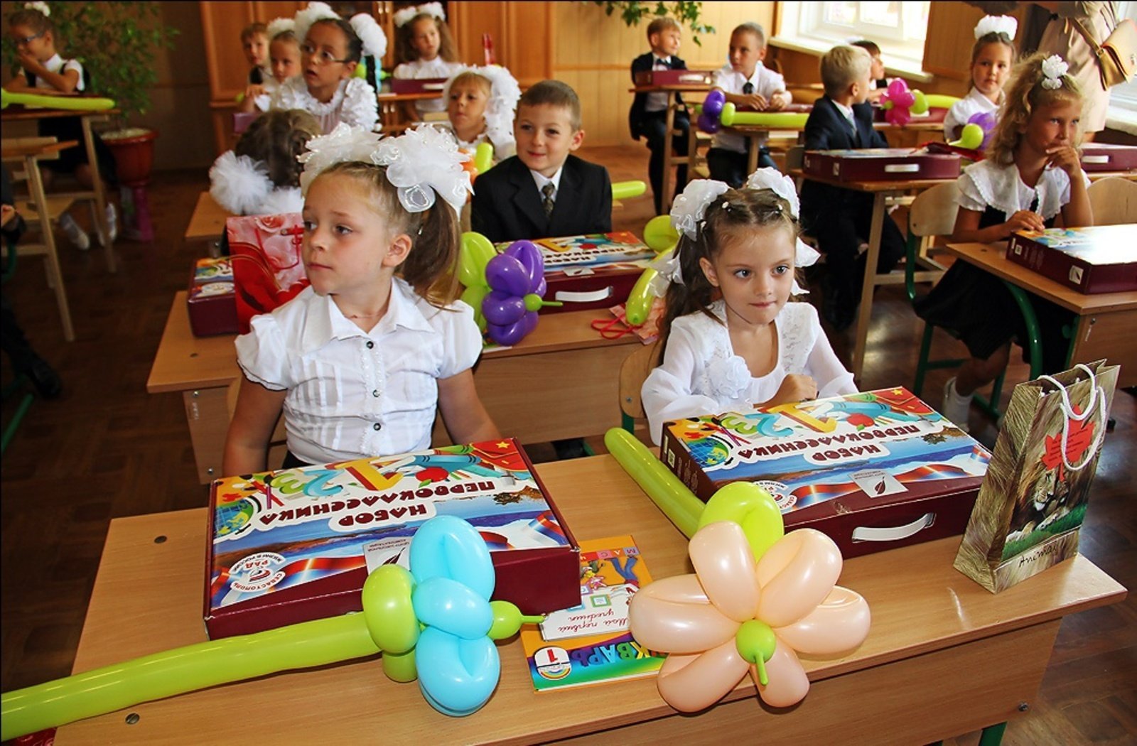 Устроить ребенка в школу в москве. Подарки на 1 сентября детям. Подарок на 1 сентября ребенку первокласснику. Подарки детям на 1 сентября 1 класс. Подарки детям первоклашкам на 1 сентября.