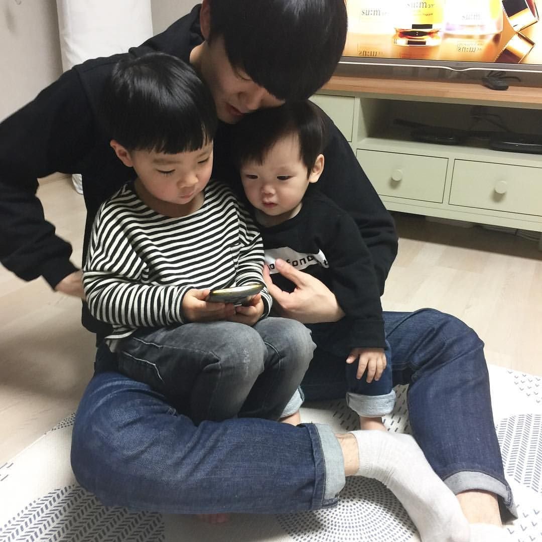 Японский папа и сын. Корейские дети. Корейские детин. Корейская семья. Корейские семьи с детьми.