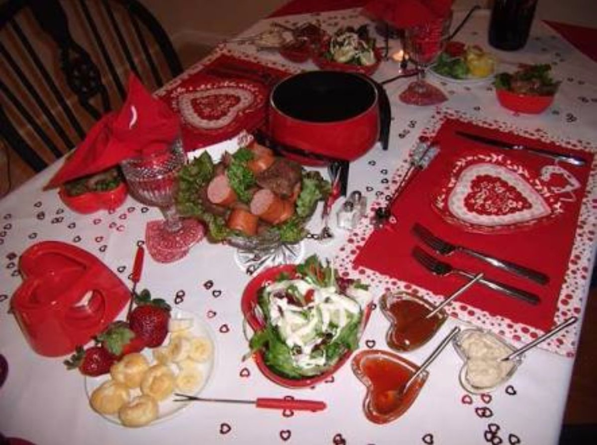 Еда на годовщину. Стол для романтического ужина. Накрытый стол для романтического ужина. Романтический ужин для любимого. Украшение стола для романтического ужина.