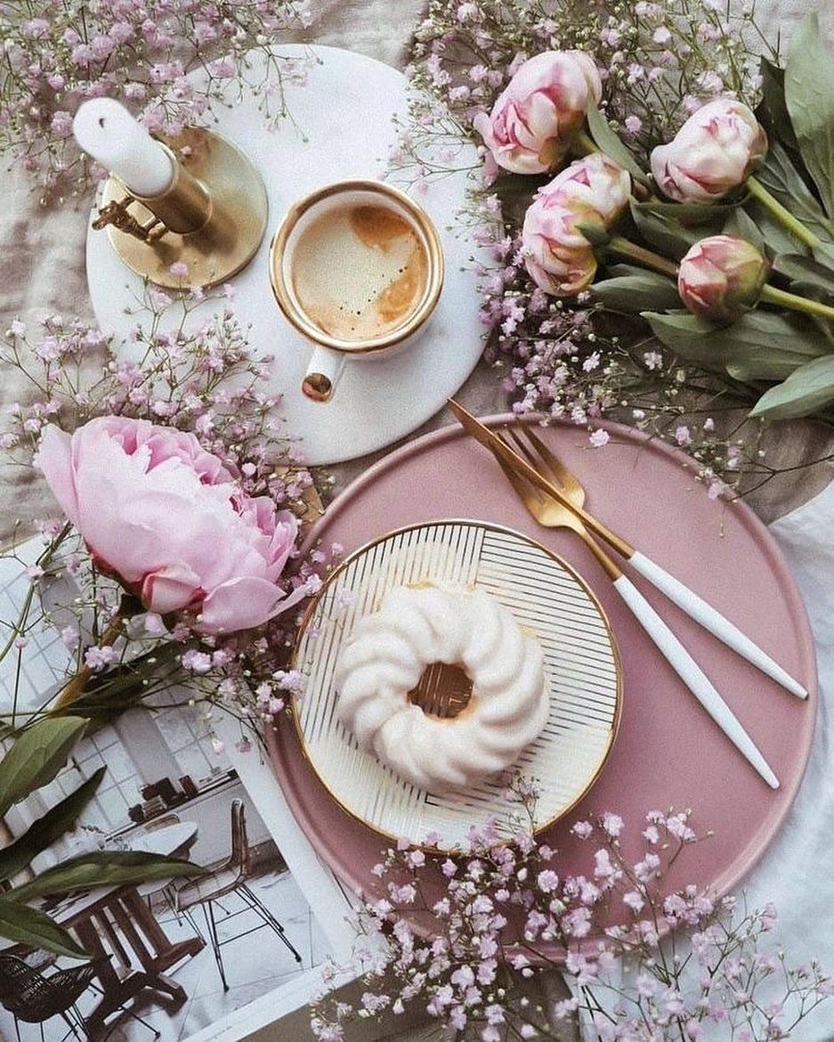 Вдохновение с утра. Красивый завтрак с цветами. Кофе и цветы. Доброе утро Вдохновение. Утро Вдохновение.
