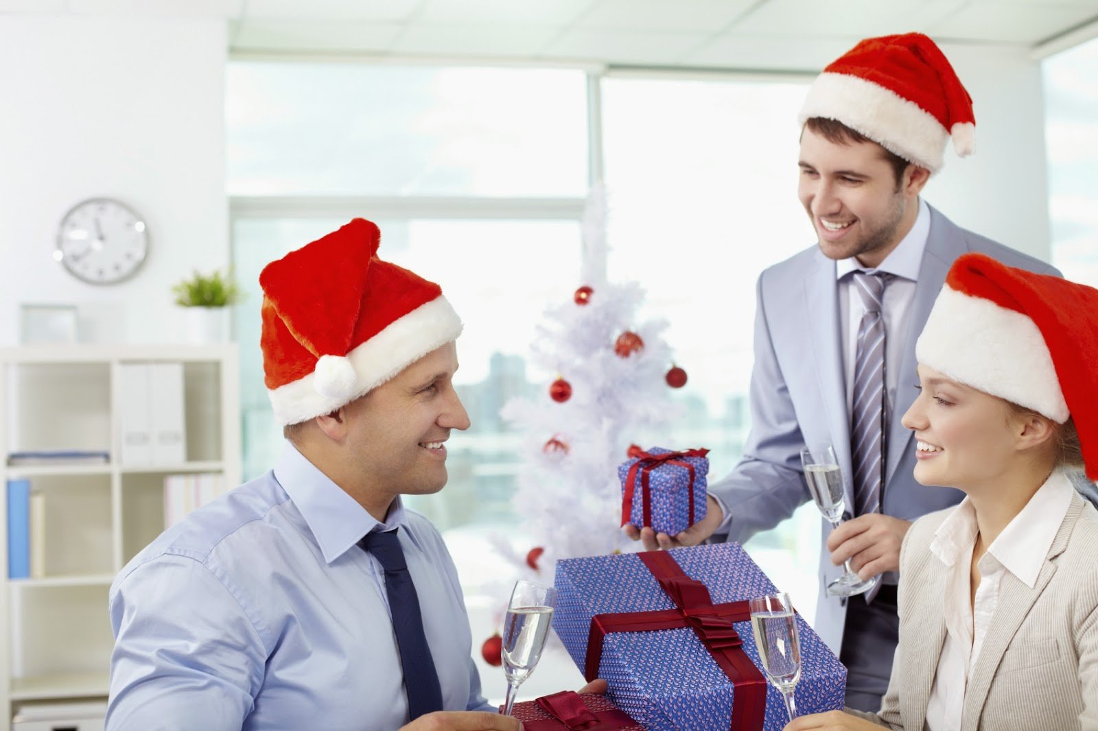 Рождество дарят подарки. Дарить подарки на новый год. Подарок работникам на новый год. Новогодний офис. Дарим подарки.