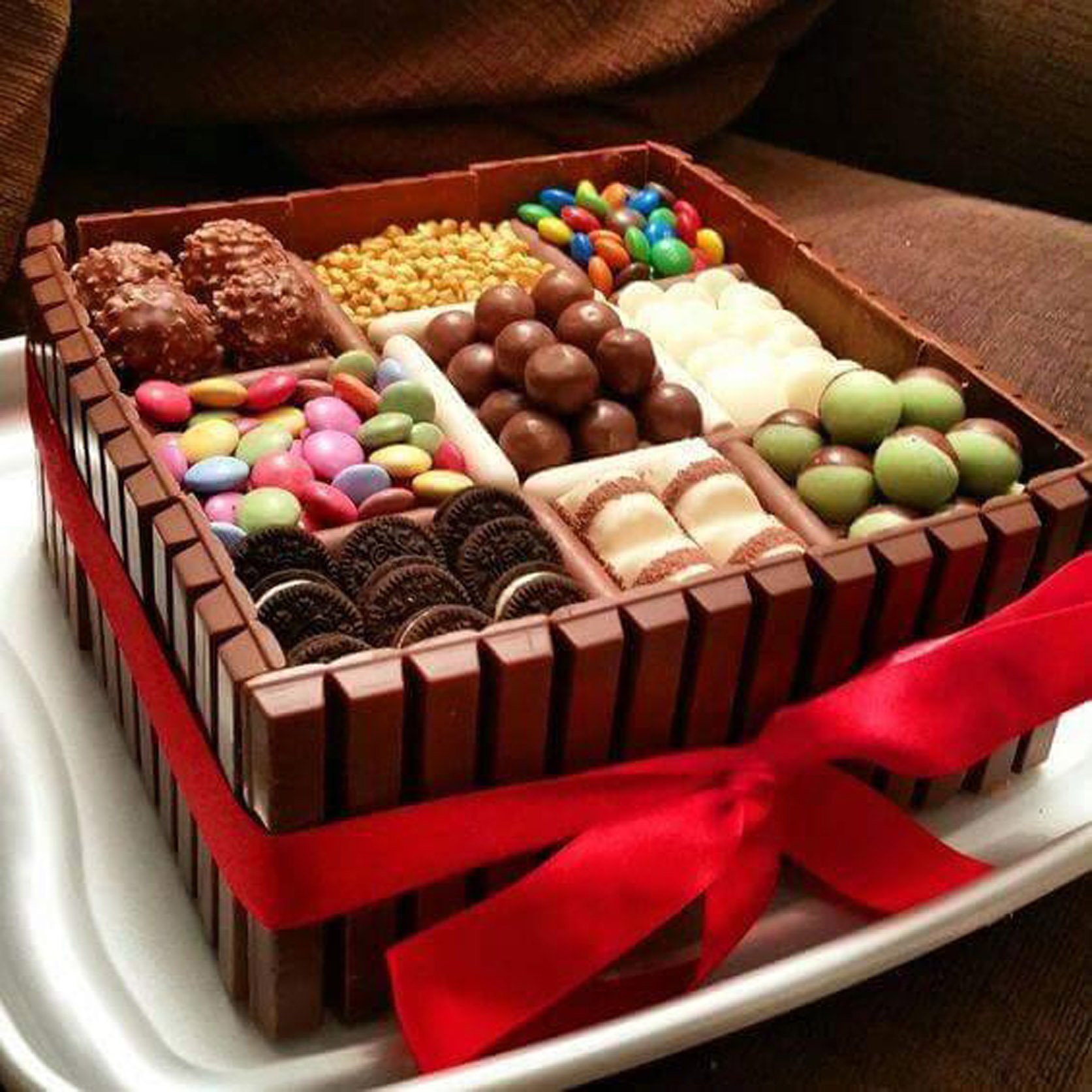 Варианты сладостей. Торт с конфетами. Сладости в коробке подарок. Красивые конфеты. Подарочная коробка конфет.