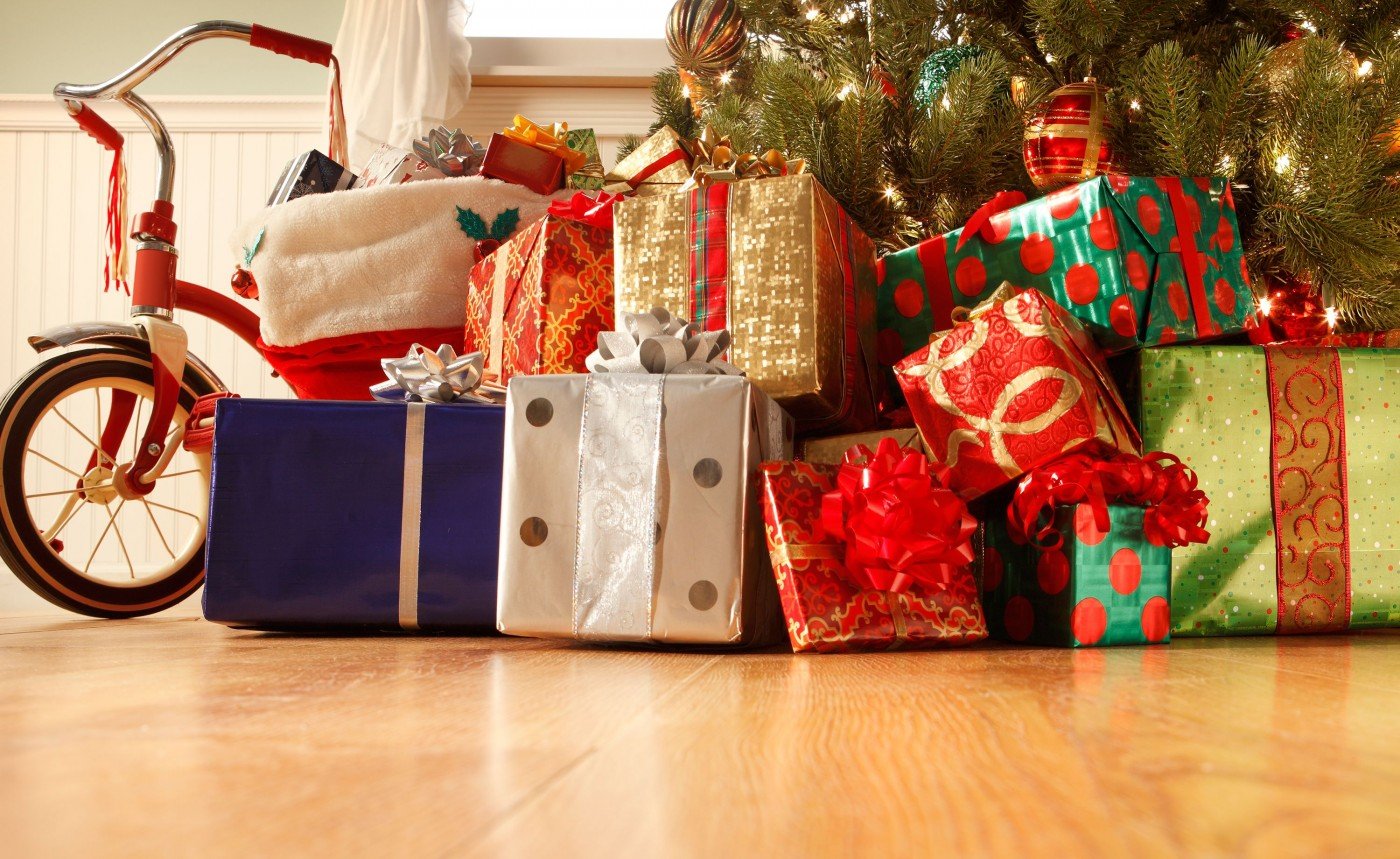 Holiday gifts. Подарки под ёлкой. Подарок на новый год с елкой. День подарков. Новогодние подарки большие.