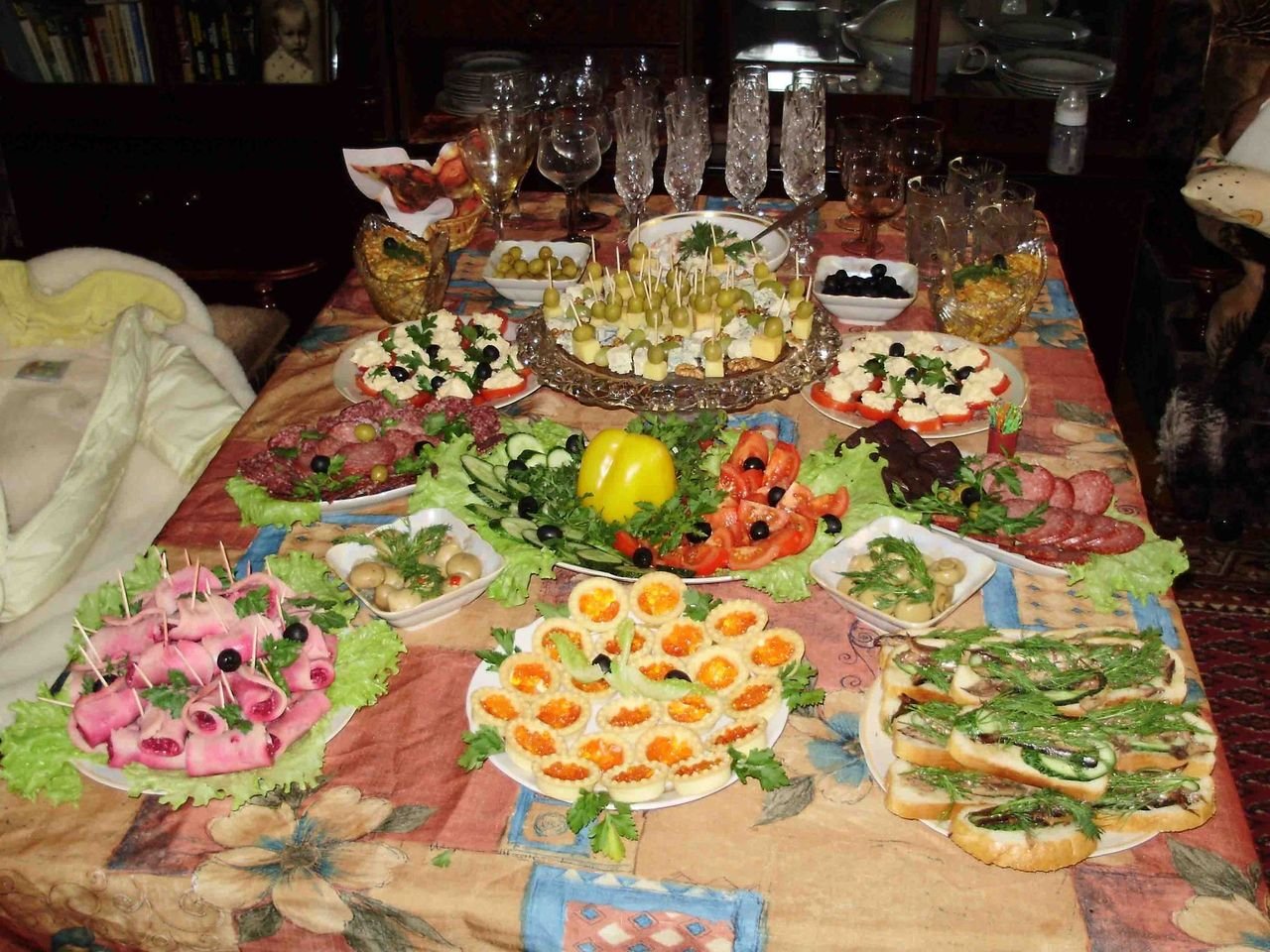 Еда на годовщину. Праздничный стол на день рождения. Красивый стол на день рождения. Свадебный стол с едой. Накрыть праздничный стол.