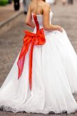 Свадебное белое платье с красным поясом
