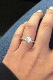 Обручальное кольцо с бриллиантом на руке